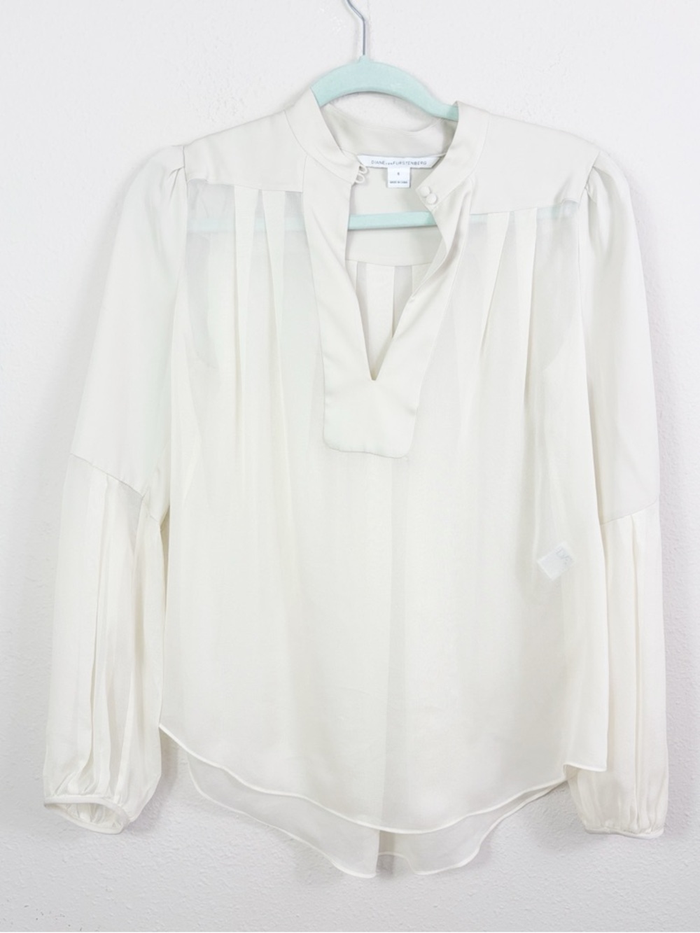 Diane Von Furstenberg 100%‎ Silk Blouse Sheer off White size 6